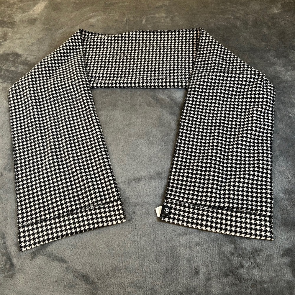 Aris Isotoner Black White Houndstooth Fleece Scarf Cozy Winter Accessory Onesize